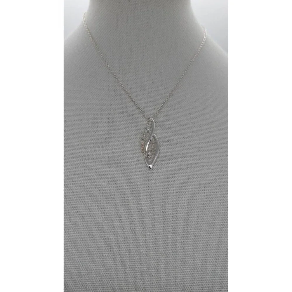 Avon NRT rhinestone necklace‎